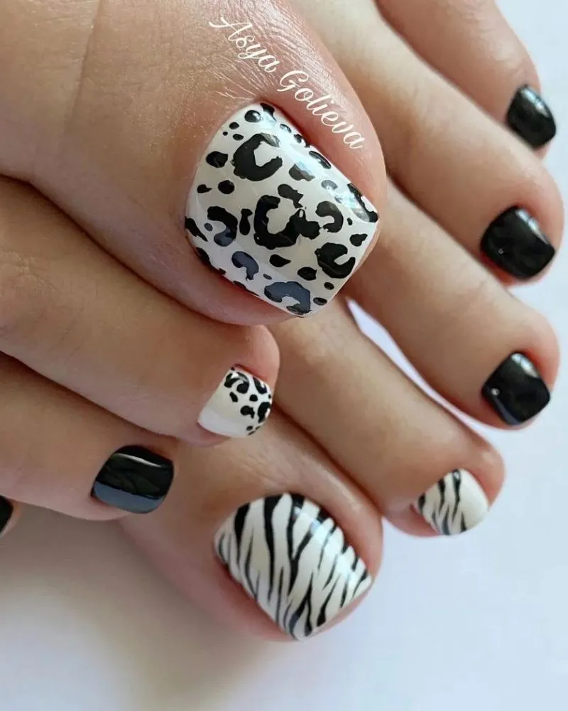 Chic black and white animal print toenails