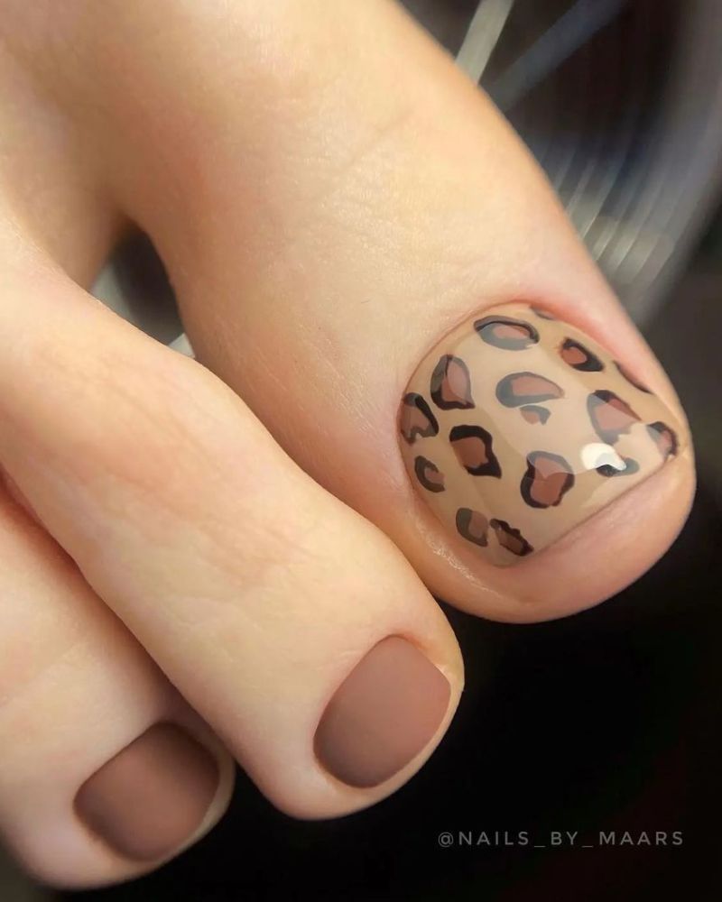 Chic and classy leopard print toenails 